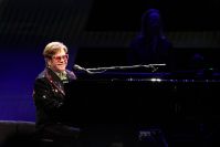 Elton John lidera ranking das turnês mais lucrativas de todos os tempos; veja lista completa