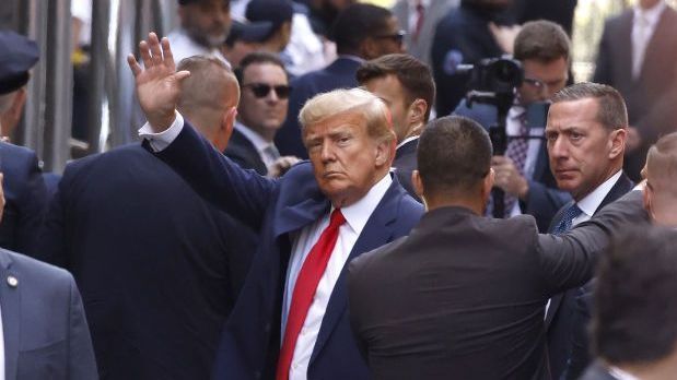 O ex-presidente dos EUA Donald Trump acena ao chegar ao Tribunal Criminal de Manhattan em 04 de abril de 2023 em Nova York.