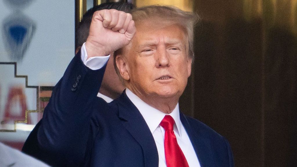 O ex-presidente dos EUA, Donald Trump, deixa a Trump Tower enquanto se dirige para uma audiência de acusação em 04 de abril de 2023 na cidade de Nova York