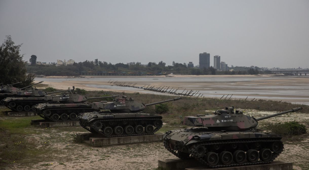 Tanques de guerra enfileirados em praia de Taiwan que fica próxima do território chinês