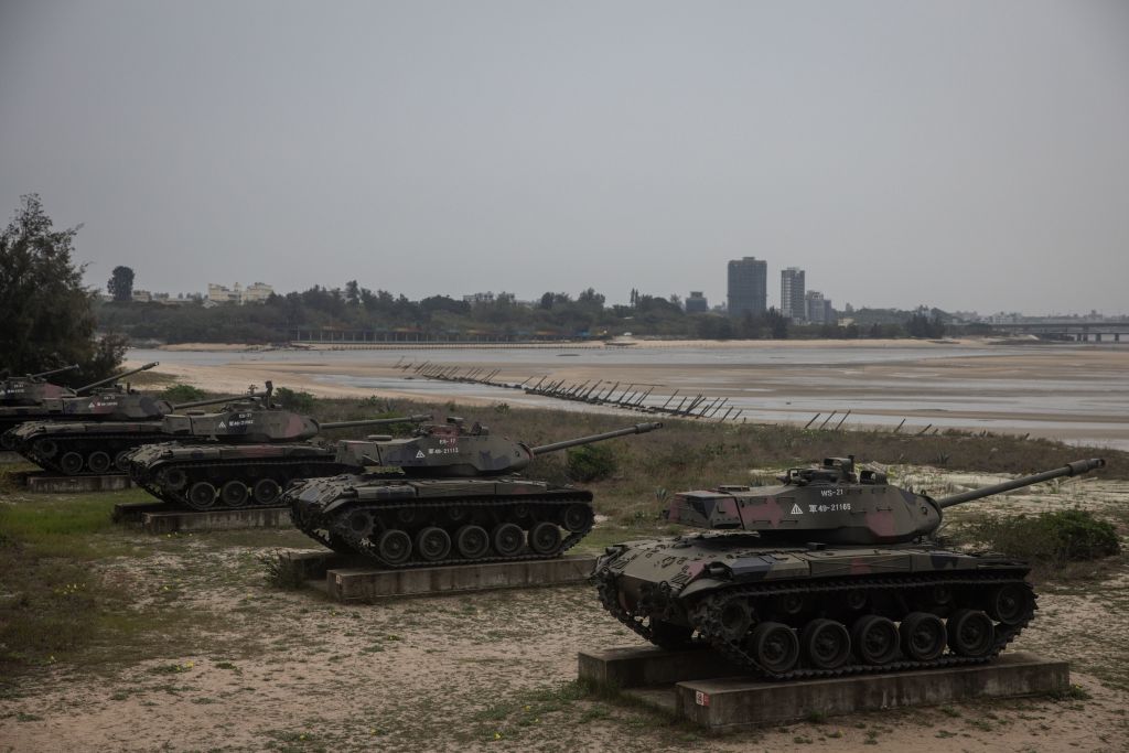 Tanques de guerra enfileirados em praia de Taiwan que fica próxima do território chinês