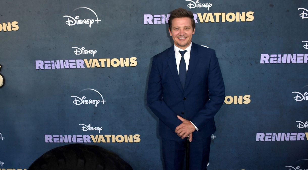 Jeremy Renner comparece à estreia da série original "Rennervations" da Disney+ em Los Angeles