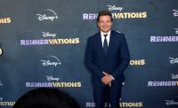 Jeremy Renner já faz exercícios com as pernas e usa esteira antigravidade em recuperação