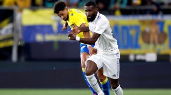 Companheiro de Vinicius Jr. foi alvo da torcida adversária ao entregar a camisa a um torcedor no fim do jogo