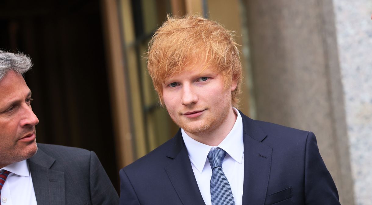 O músico Ed Sheeran sai após o primeiro dia de seu julgamento por violação de direitos autorais no Tribunal Federal de Manhattan na cidade de Nova York.