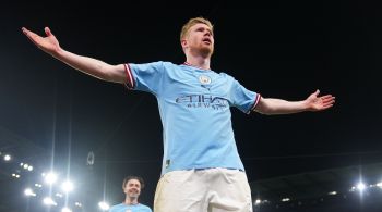 De Bruyne, duas vezes, Stones e Haaland marcam para os Citizens; Holding desconta para os Gunners