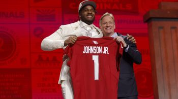 Paris Johnson Jr. namora uma torcedora do Galo; ele foi selecionado pelo Arizona Cardinals