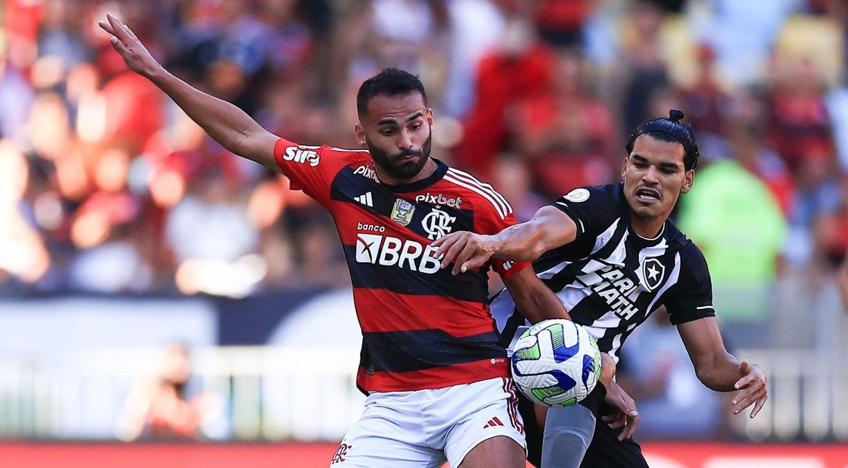 Thiago Maia disputa a bola com Danilo Barbosa, do Botafogo