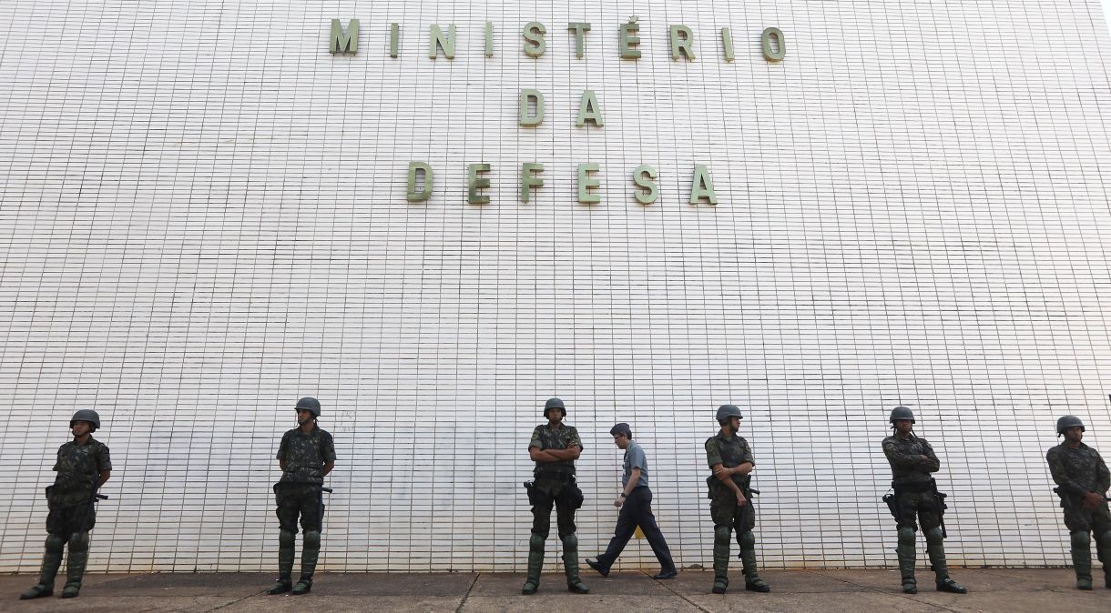 Militares em frente ao Ministério da Defesa, em Brasília, em foto de maio de 2017