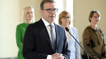 Frente NCP se aliou aos nacionalistas do Partido dos Finlandeses para compor o gabinete; novas medidas incluem corte nas cotas de refugiados e maior burocracia para conceder cidadania 