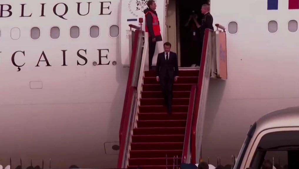O presidente da França, Emmanuel Macron, chega a Pequim