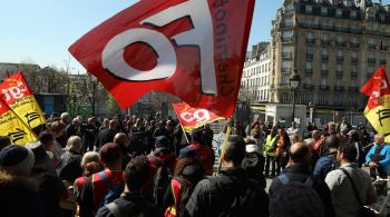 Grupo formado por mais de 200 manifestantes ocupou brevemente o saguão da operadora do mercado de ações, no distrito comercial La Defense de Paris, nesta quinta-feira