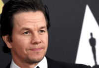 Mark Wahlberg volta ao local de seu primeiro emprego e emociona funcionários