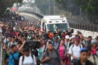 Por asilo legal nos EUA, migrantes promovem caravana gigante no México 