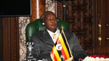 Yoweri Museveni quer retirar item que criminalizava o fato de alguém se identificar como homossexual para reduzir as críticas internacionais às medidas que tramitam no congresso 