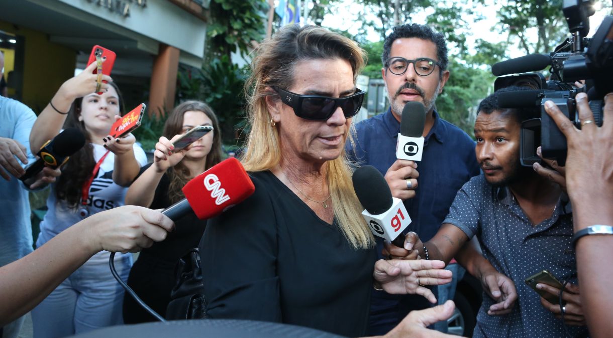 Ex-jogadora de vôlei Sandra Mathias saindo da 15° DP- Gávea, após prestar depoimento sobre as agressões cometidas contra entregadores, em São Conrado