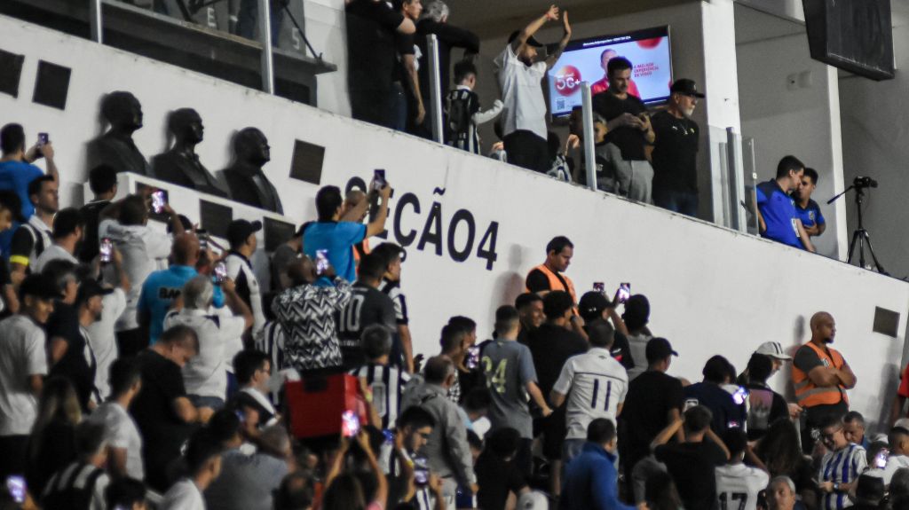 Neymar assiste ao empate do Santos em camarote na Vila Belmiro