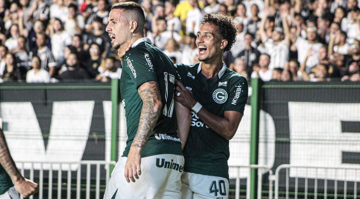 Matheus Peixoto comemora o primeiro gol do Goiás no jogo
