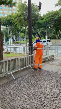 Prefeitura de SP cerca Praça da Sé com grades em meio a aumento de casos de violência