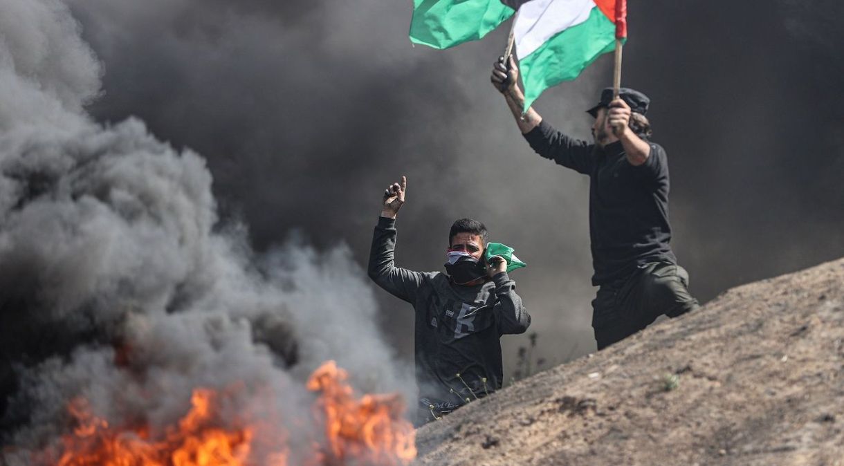 Palestinos protestaram cnotra ataque a mesquita ateando fogo em pneus em Gaza