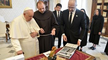Primeiro-ministro ucraniano afirmou que discutiu fórmula de paz durante conversas no Vaticano, nesta quinta-feira; Moscou reagiu com frieza à notícia 