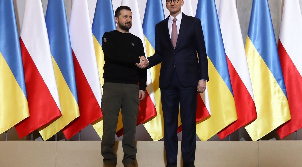 O presidente da Ucrânia, Volodymyr Zelensky, e o primeiro-ministro da Polônia, Mateusz Morawiecki, durante sua reunião em Varsóvia, Polônia, em 5 de abril de 2023. (Foto de Jakub Porzycki/NurPhoto via Getty Images)
