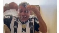 Sai, zica! Pai de Hulk viraliza tomando banho com a camisa do Atlético-MG