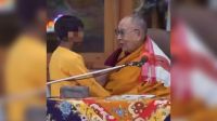 Dalai Lama pede desculpas após vídeo pedindo a criança para “chupar” sua língua provocar protestos