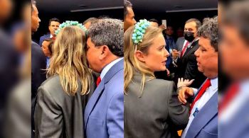 Nas redes sociais, a deputada Júlia Zanatta (PL) compartilhou fotos que mostram Márcio Jerry (PCdoB) se posicionando atrás da parlamentar e sussurrando frase em seu ouvido 