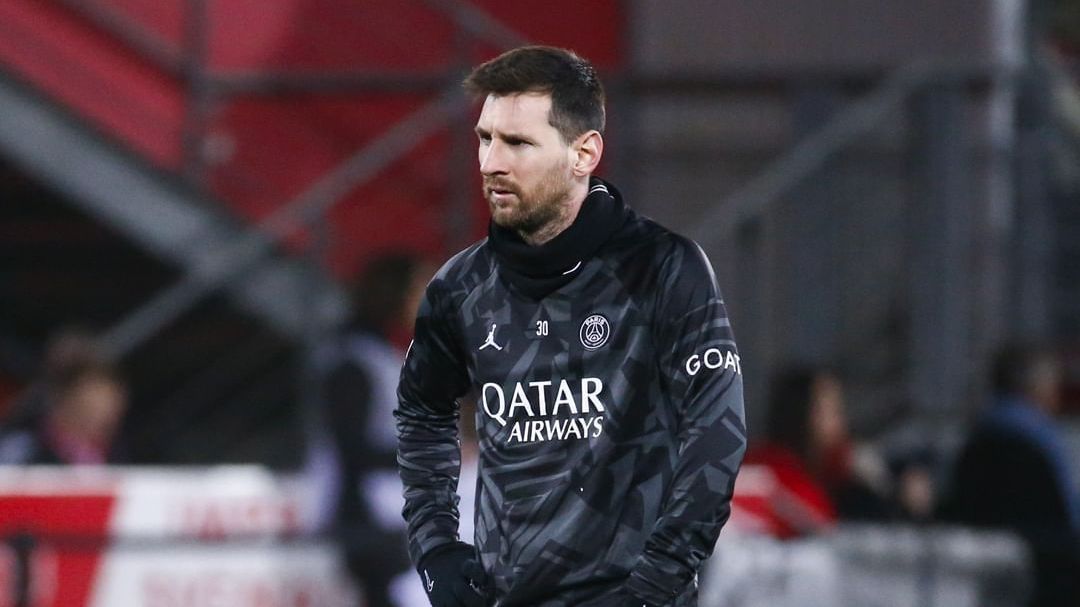 Lionel Messi faz aquecimento antes de jogo pelo PSG