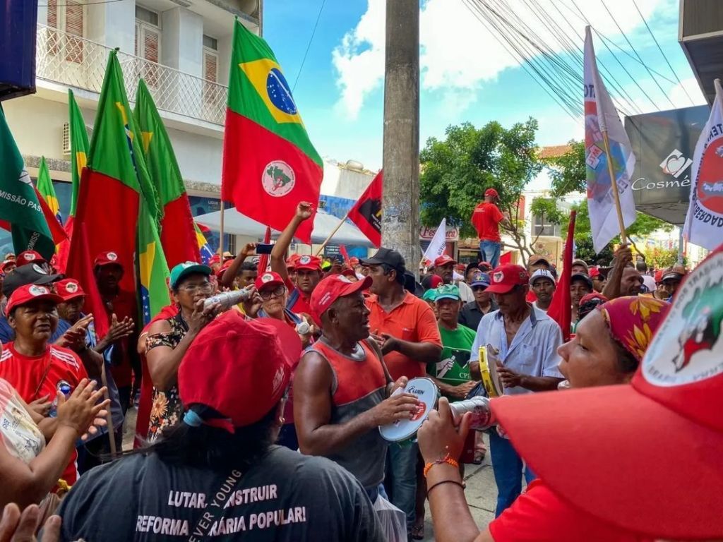 Militantes do MST e outros movimentos ocupam sede do Incra em Alagoas