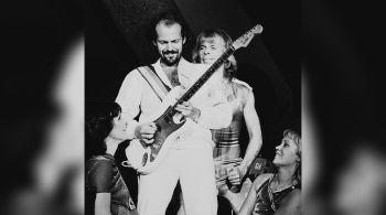 Sueco se tornou o guitarrista principal do grupo nas gravações de álbuns e turnês, e participou da criação das trilhas sonoras dos filmes “Mamma Mia” e “ Mamma Mia! Here We Go Again”