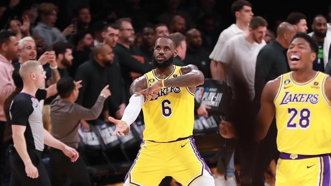 LeBron comemora cesta dos Lakers contra o Minnesota Timberwolves