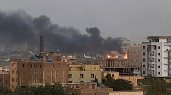 Confrontos sangrentos entre militares sudaneses e Forças de Apoio Rápido (RSF) seguem levando caos às ruas de Cartum e outras cidades próximas à capital.