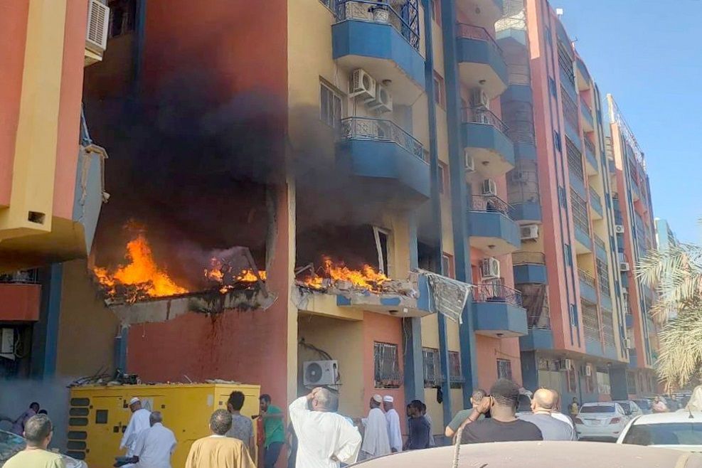 Confrontos causaram muita destruição na capital Cartum e em mais duas cidades. Número de mortos passou de 400