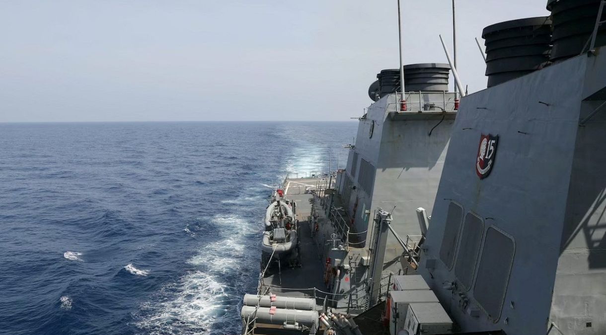 Destróier norte-americano USS Milius realiza operação de trânsito no Estreito de Taiwan