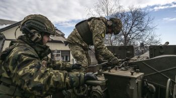 Tropas pressionam os invasores russos ao norte e sul da cidade, segundo porta voz ucraniano; ações também ocorrem nas direções perto de Melitipol e Berdiansk 