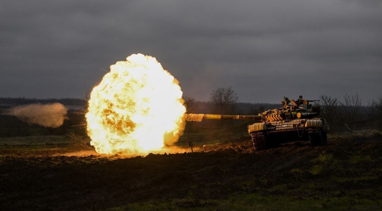 Tanque ucraniano realiza disparo durante exercícios em Donetsk