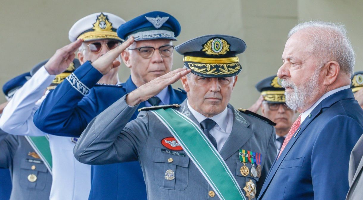 General Tomás Paiva, comandante do Exército, com o presidente Lula em cerimônia do Dia do Exército, em Brasília