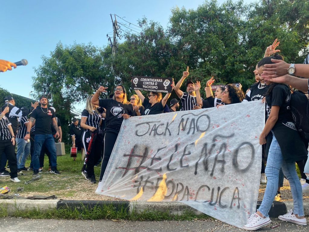 Protesto de torcedoras do Corinthians em frente ao CT na apresentação do técnico Cuca
