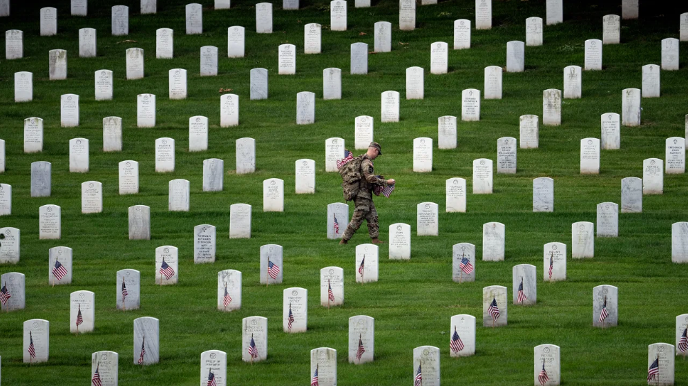 Cemitério Nacional de Arlington, nos Estados Unidos, estão enterrados veteranos mortos em guerras