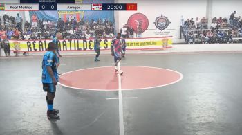 Árbitros estavam guardando troféu do torneio enquanto jogadores aguardavam começo da partida final de campeonato amador