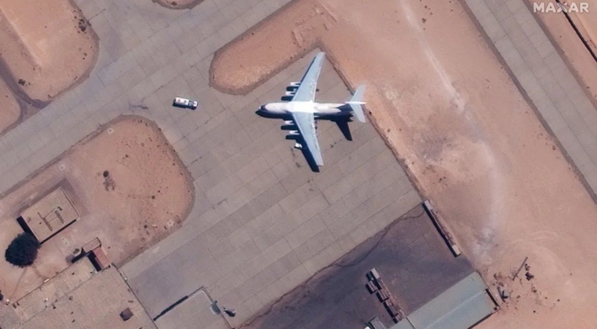 Uma visão aproximada do avião de transporte Ilyushin-76 da Rússia na base aérea de al-Jufra, na Líbia, em 16 de abril