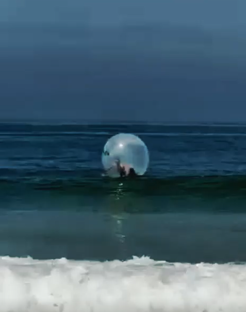 Casal preso dentro de bolha inflável à deriva no mar na praia de Copacabana, no Rio de Janeiro.