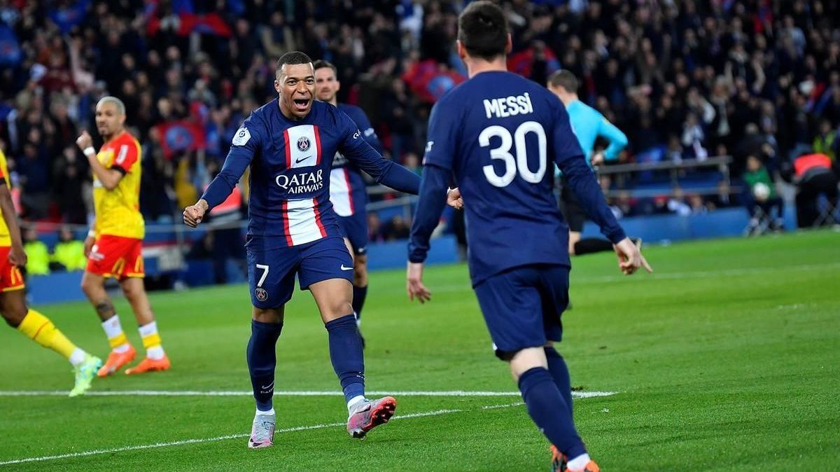 Mbappé comemora gol marcado contra o Lens