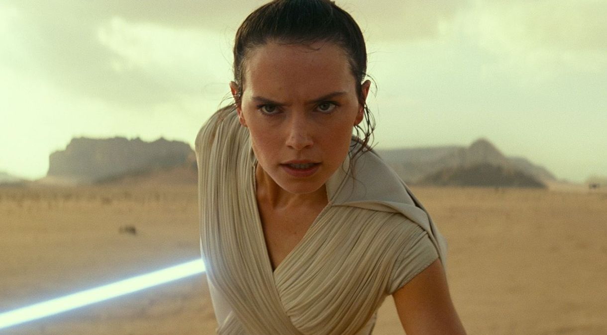 Daisy Ridley interpreta a jedi Rey na franquia "Star Wars"