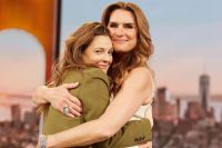 Em conversa com Drew Barrymore, Brooke Shields fala sobre traumas e revela que mãe era apaixonada por ela