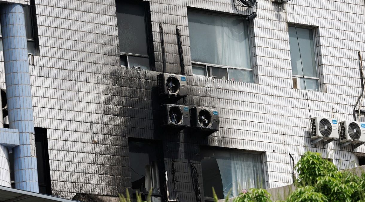 Janelas queimadas são vistas após incêndio em hospital de Pequim, na China