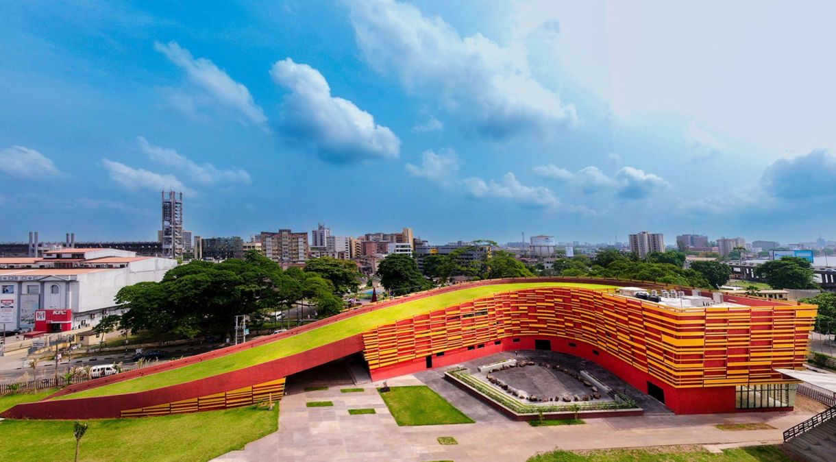 Uma vibrante piscina pública Art Déco em Lagos, na Nigéria, está sendo reformada pelo escritório de arquitetura local SI.SA.