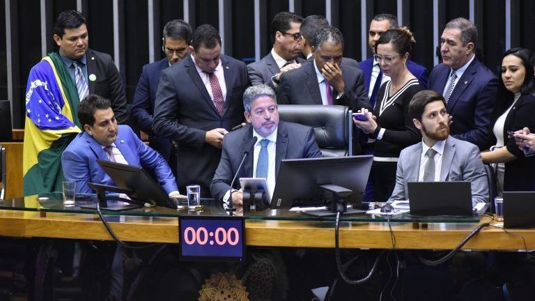 Câmara dos Deputados vota urgência do PL das Fake News